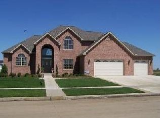 2211 Riverwoods Ln, Bloomington, IL 61704