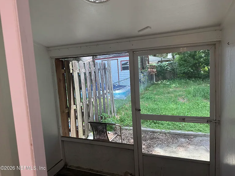 122 N Myrtle St — Photo 3