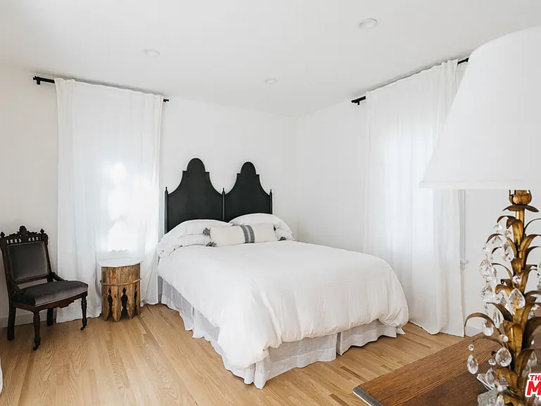 8831 Lookout Mountain Ave — Photo 10