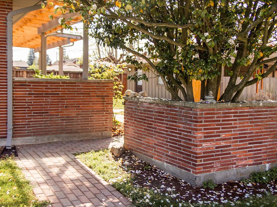 Pathway to sideyard/entrance.