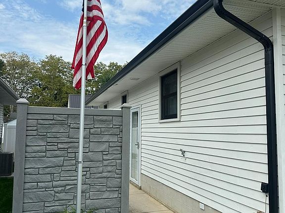 3rd image of 522 Moul Ave