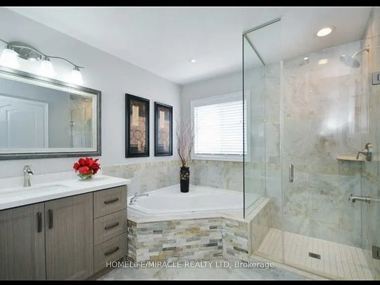 32 Okanagan Dr — Photo 2
