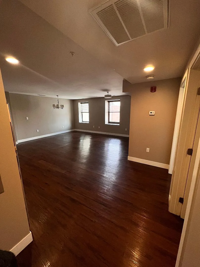 105 1st Ave SE - 405 — Photo 3