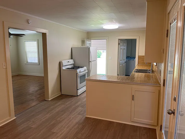801 E 7th Pl — Photo 3