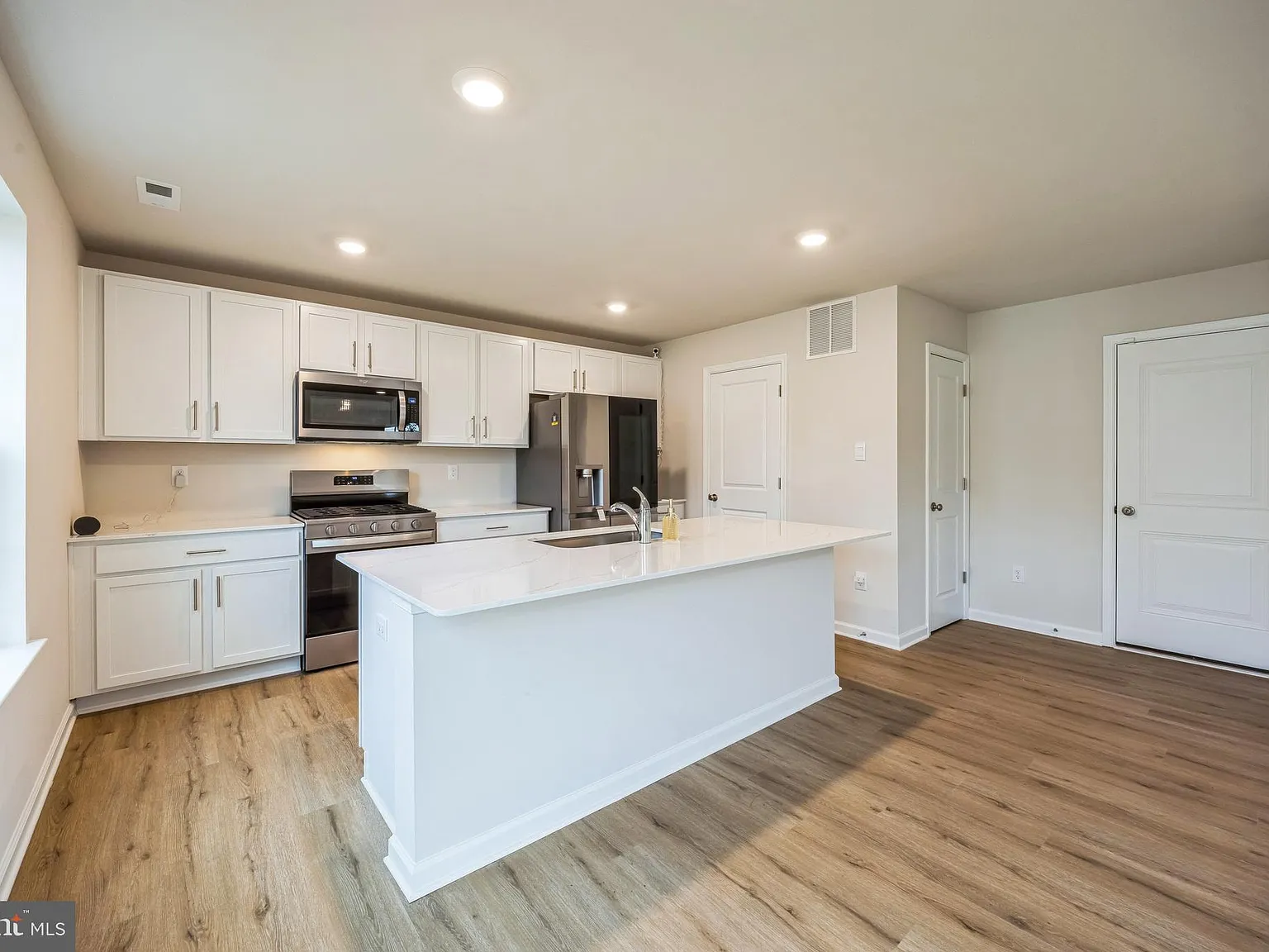 4 bed, 2.5 bath, 1950 sqft, $3,500 — Photo 3