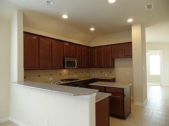 1304 Poplar Dr — Photo 4