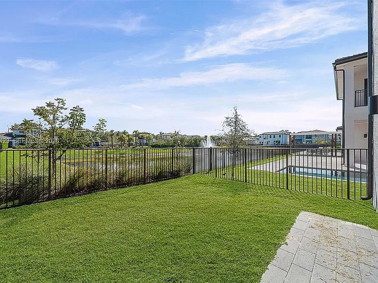 5718 Ashwood Cir W — Photo 63
