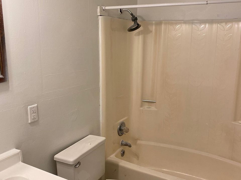 2nd image of 930 Berry St NE