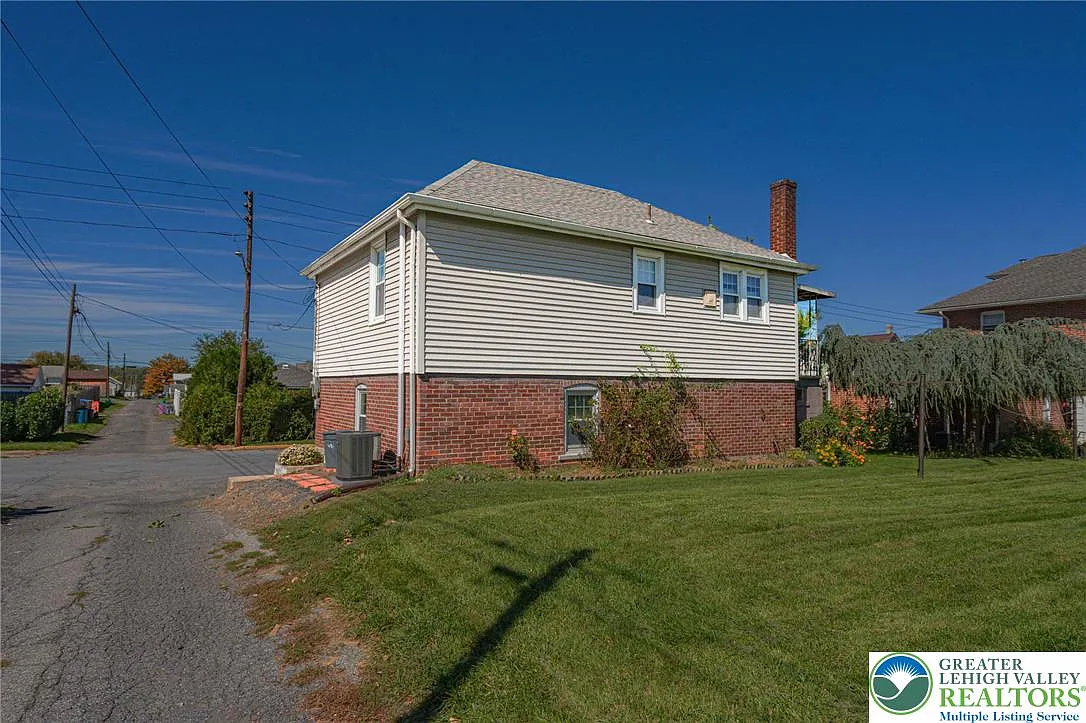 2 bed, 704 sqft, $1,800 — Photo 2