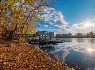 349 Cliffside Dr, Bracey, VA 23919