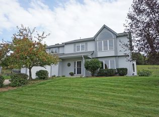 959 Bartlett Dr, Oconomowoc, WI 53066