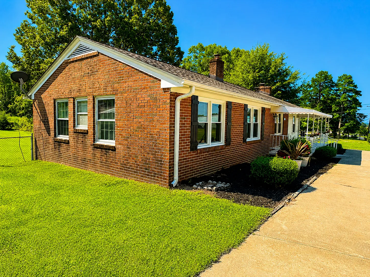 3 bed, 1.5 bath, 1398 sqft, $1,850 — Photo 2