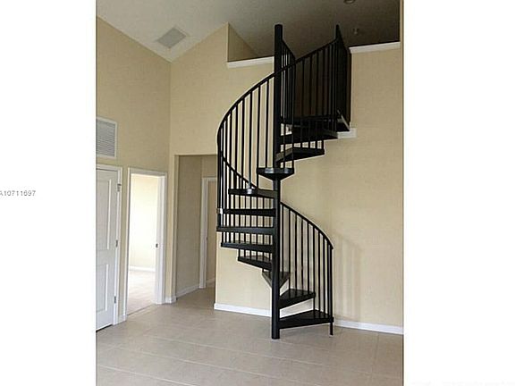 3rd image of 2944 Saint Thomas Dr