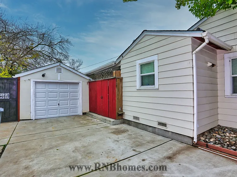 3141 63rd St — Photo 2
