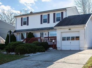 1 Woodland Dr, Colonia, NJ
