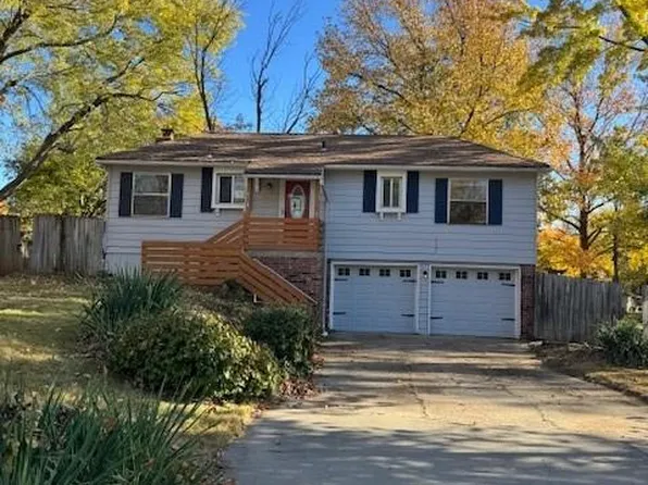 913 NW Camelot Ct, Blue Springs, MO 64015