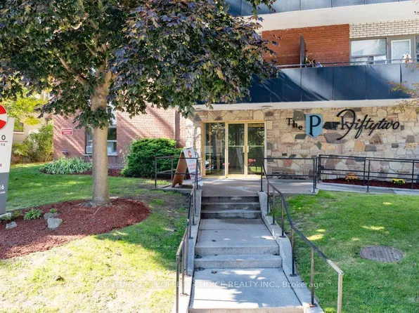 52 Park St E #407, Mississauga, ON L5G 1M1