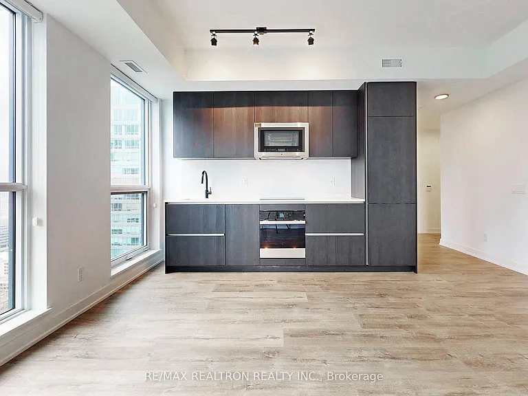 327 King St W #4105 — Photo 21