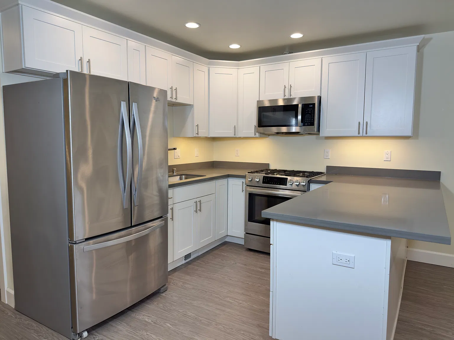 2 bed, 780 sqft, $2,200 — Photo 3