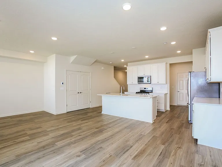 9738 Behner Dr — Photo 5