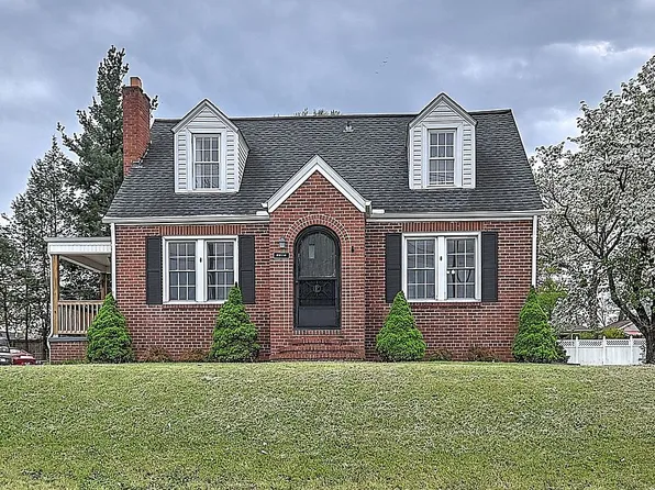 2216 Fort Henry Dr, Kingsport, TN 37664