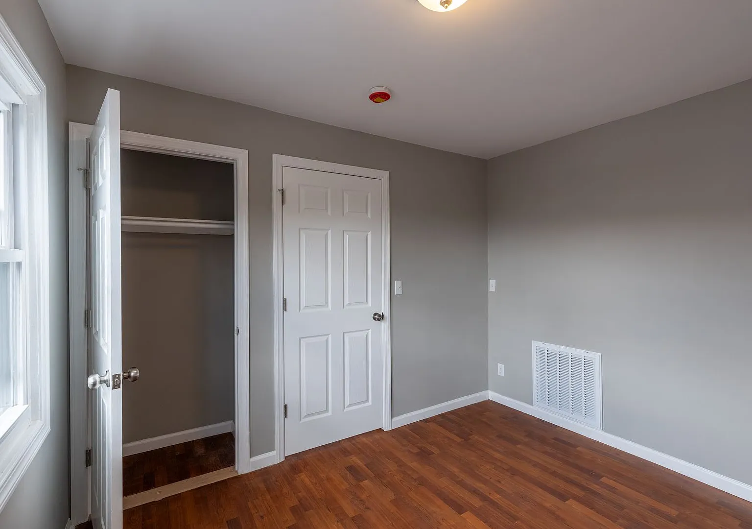 29-31 Glenn Dr — Photo 3
