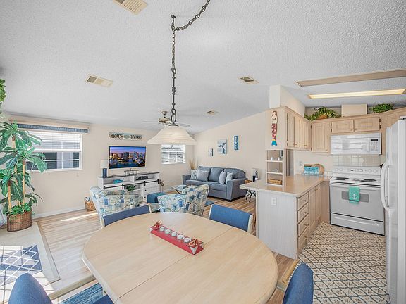 3rd image of 802 Nettles Boulevard