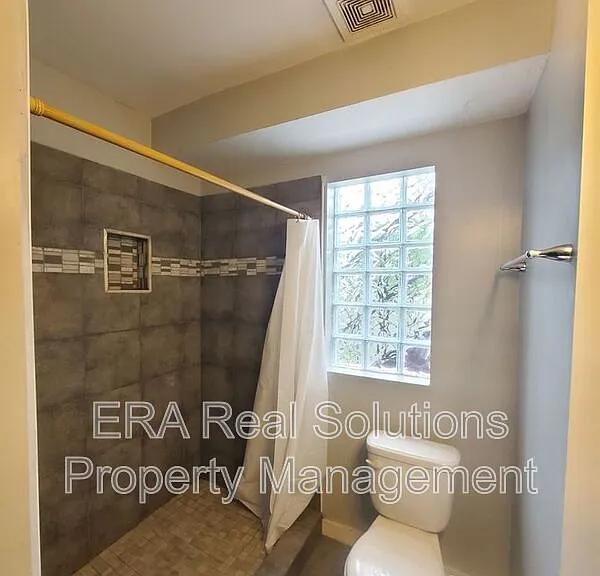 1092 Oakwood Ave — Photo 12