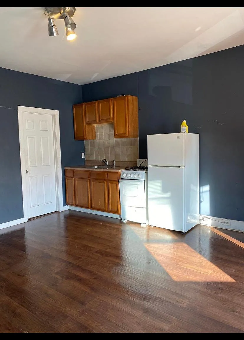 1735 W Erie Ave — Photo 3