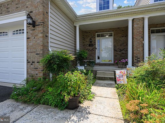 3rd image of 129 Sirius Dr