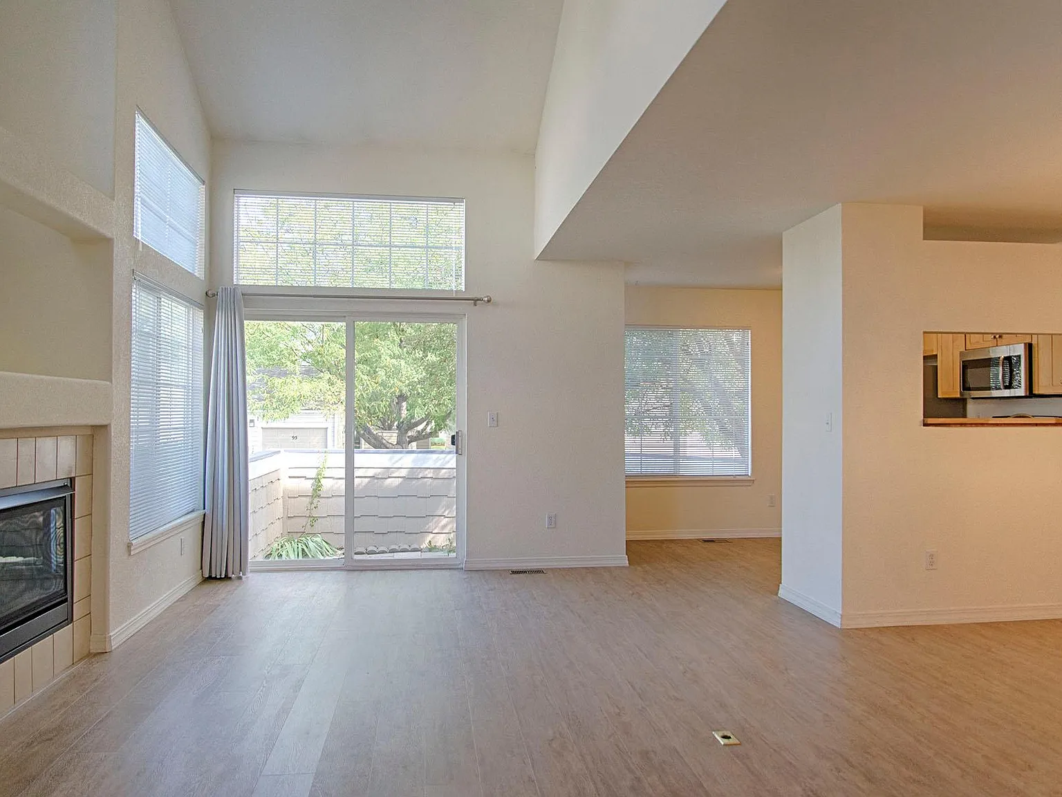 2 bed, 1.5 bath, 1732 sqft, $2,100 — Photo 2
