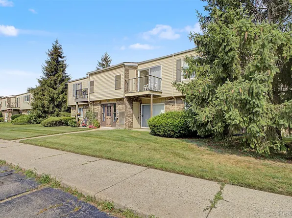 38220 Fairway Ct, Clinton Township, MI 48038