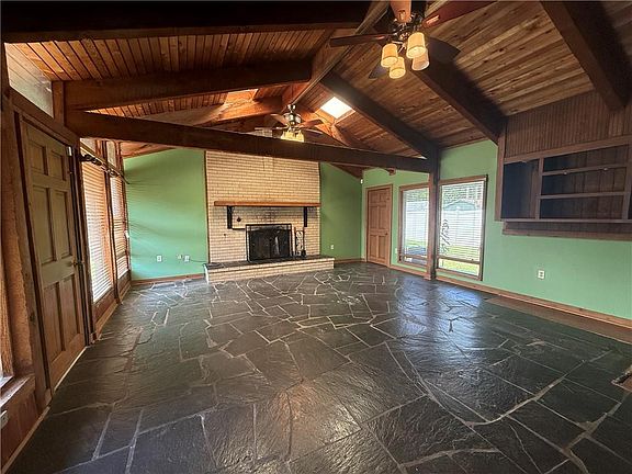 5th image of 305 Rhodes St