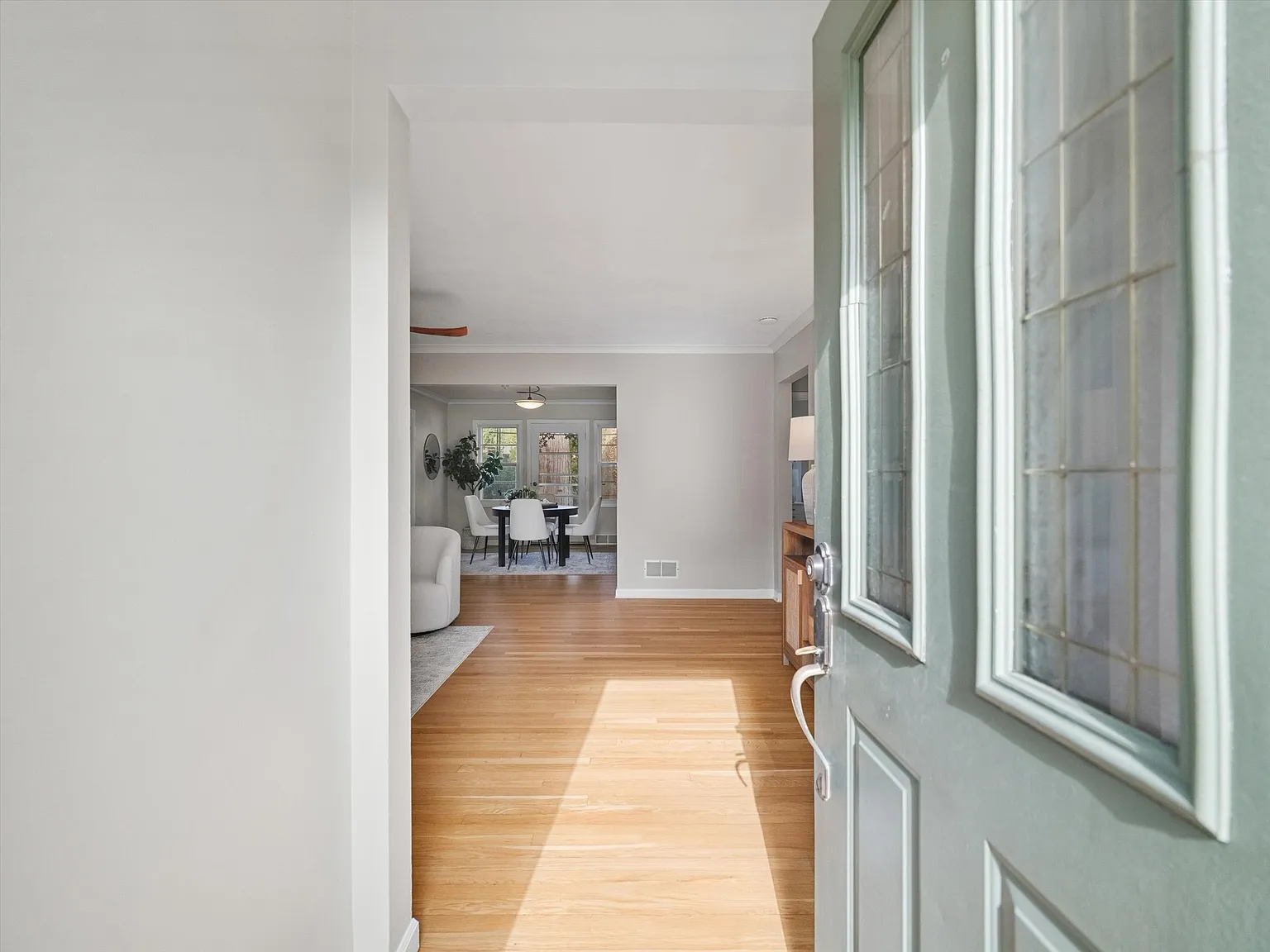 4 bed, 2400 sqft, $3,100 — Photo 4