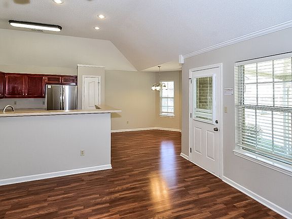 4th image of 4102 Ravenwood Dr N