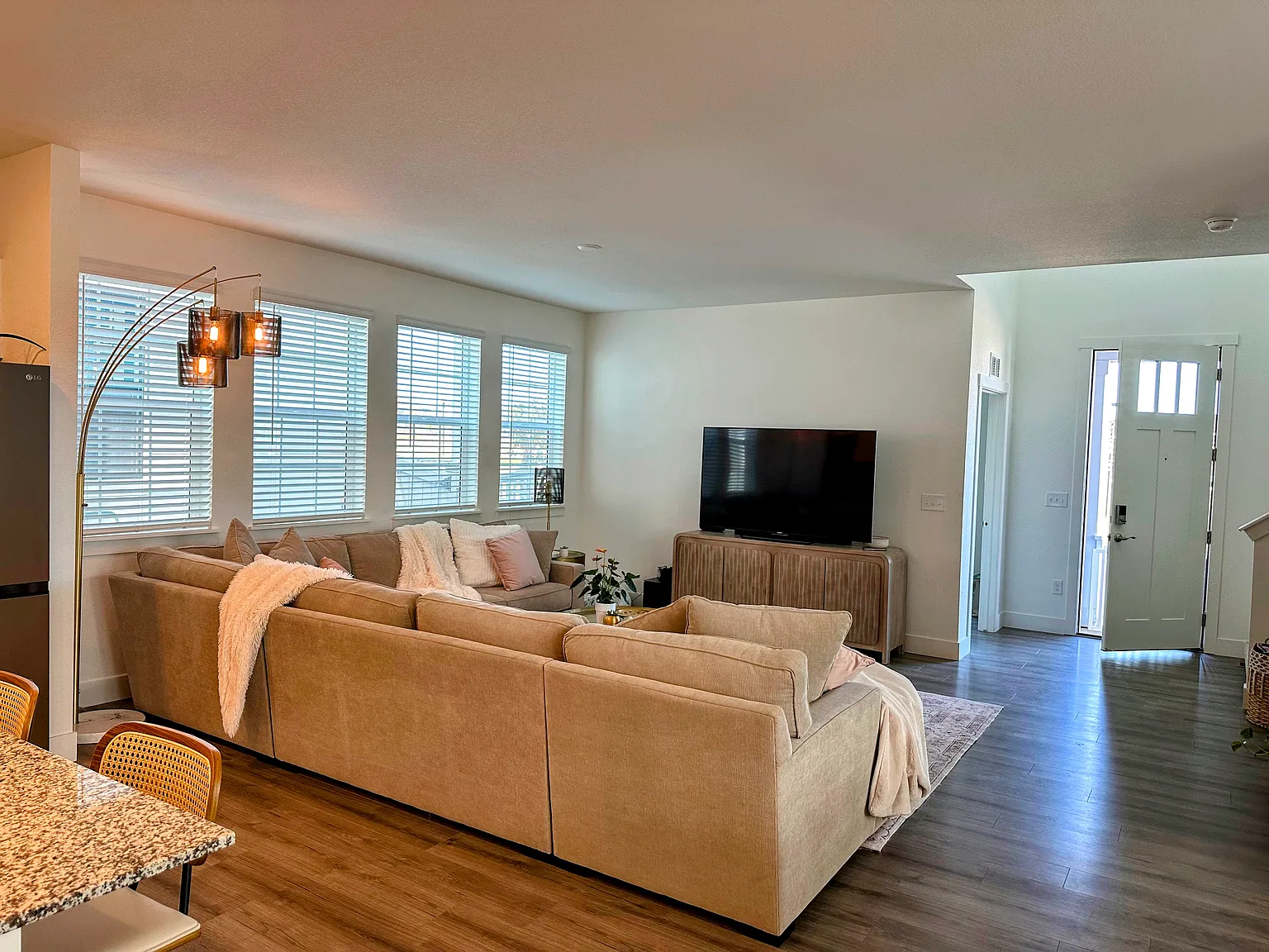 3 bed, 2.5 bath, 2385 sqft, $3,450 — Photo 4