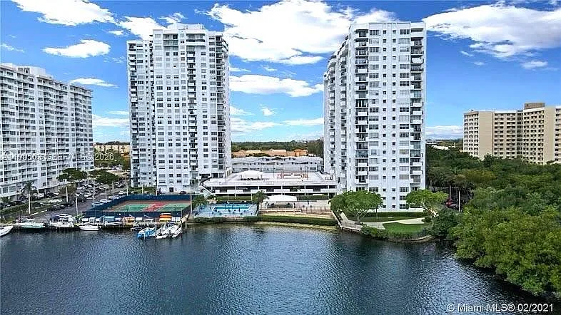 Commodore Plaza Condo — Photo 1