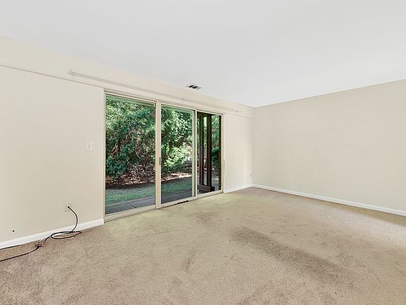 3rd image of 4 Essex Ln
