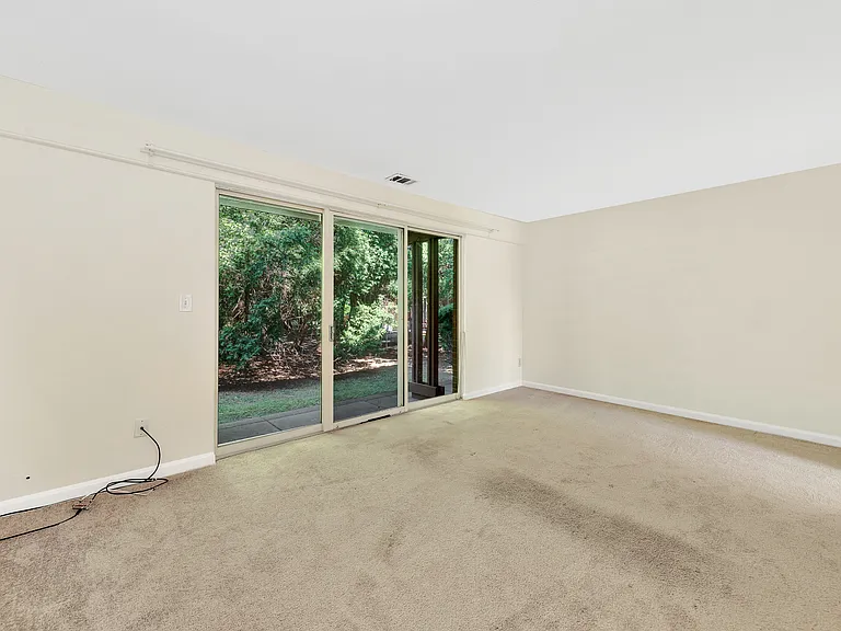 4 Essex Ln — Photo 3