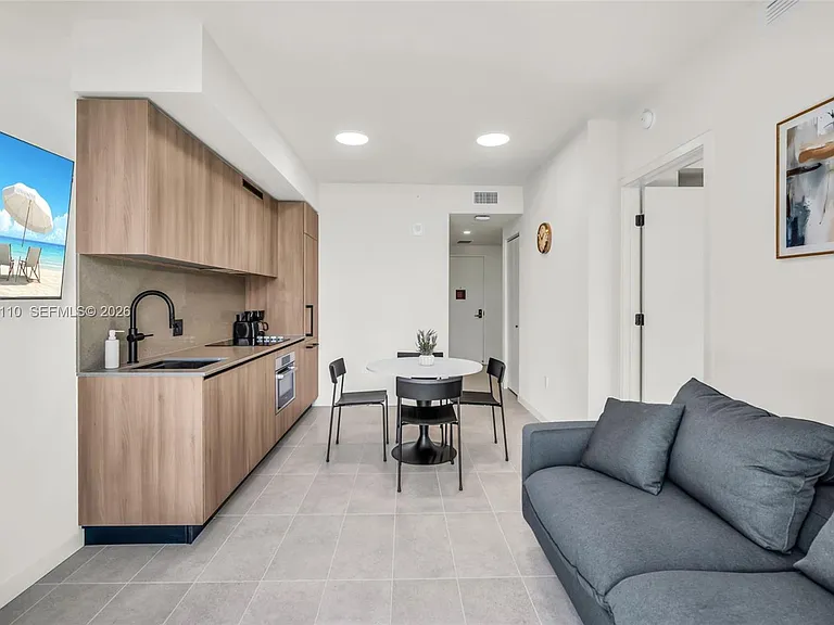 121 NE 5th St #902 — Photo 4
