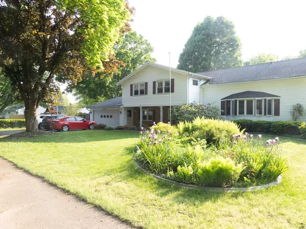 11 Kingswood Dr, Rochester, NY 14624