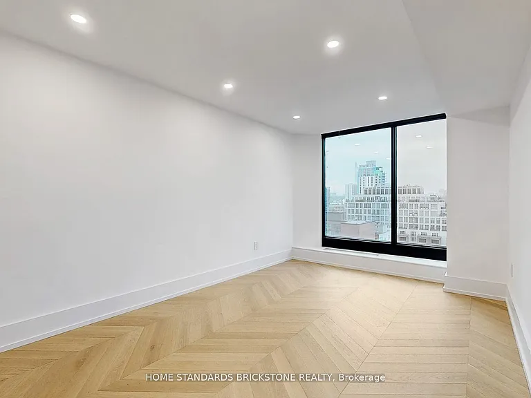 110 Bloor St W #1009 — Photo 27