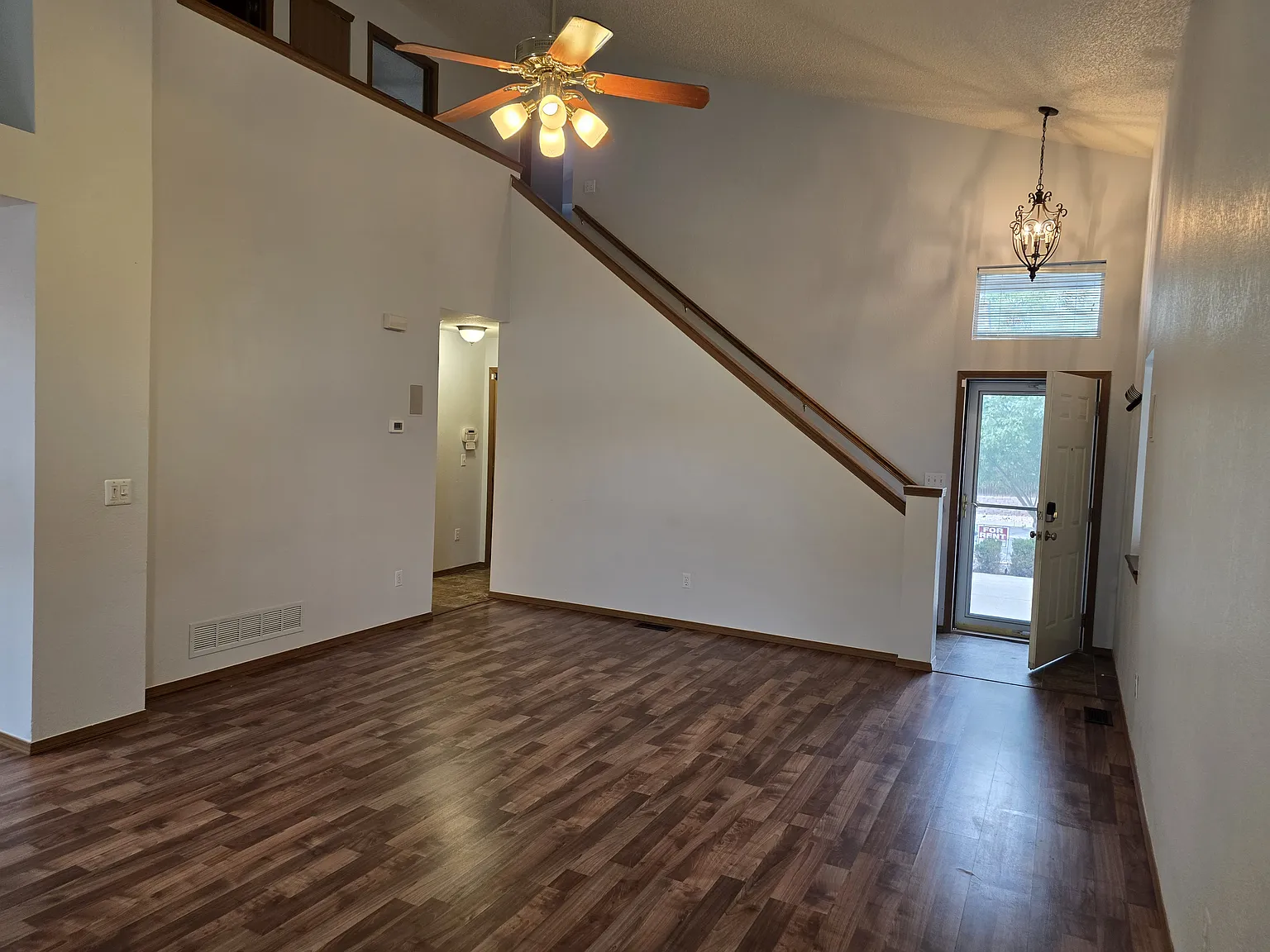 3 bed, 2312 sqft, $2,900 — Photo 2