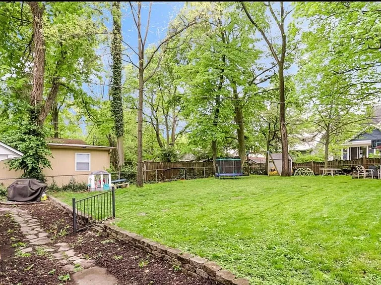 477 Robinson St — Photo 10