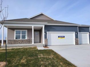 2834 Prairie Wind Ct, Hiawatha, IA 52233