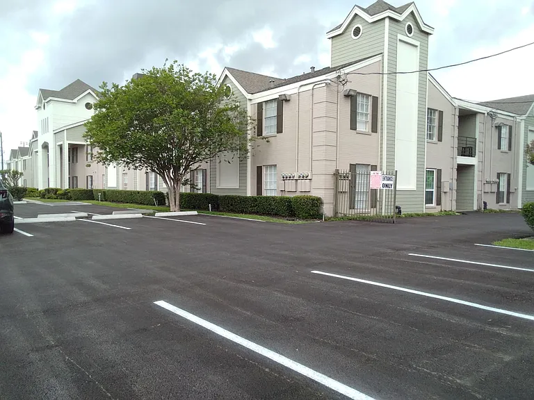 Southmore Park Apartments — Photo 11