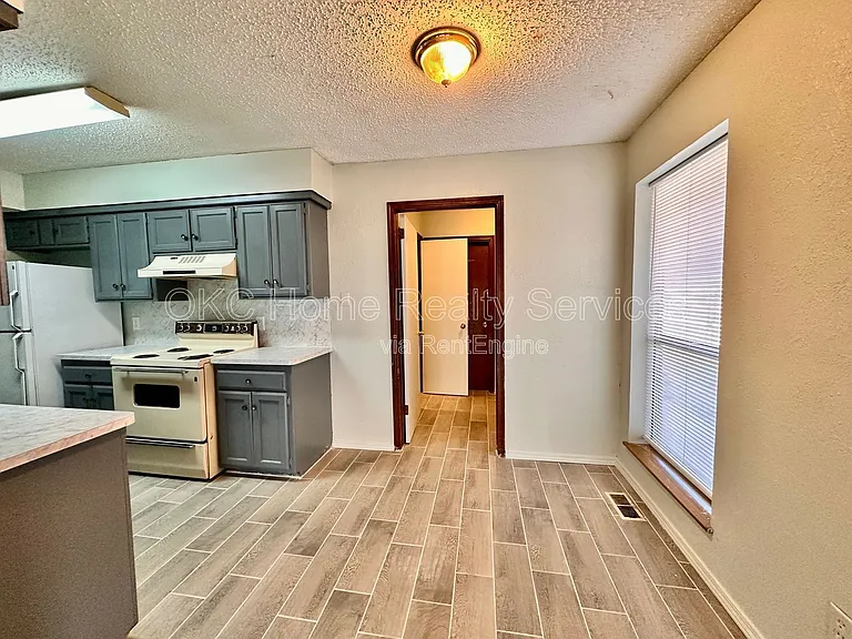8712 Rayburn Ave — Photo 3