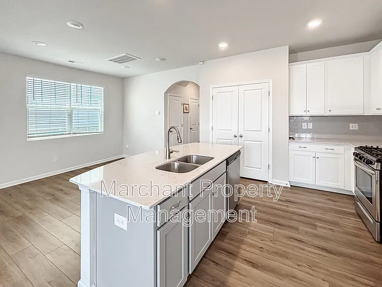 324 E Compass Way — Photo 8