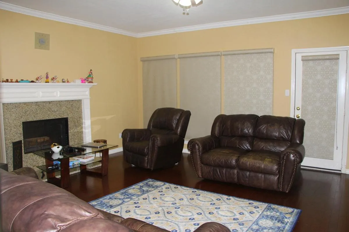 4 bed, 2.5 bath, 2500 sqft, $2,995 — Photo 2
