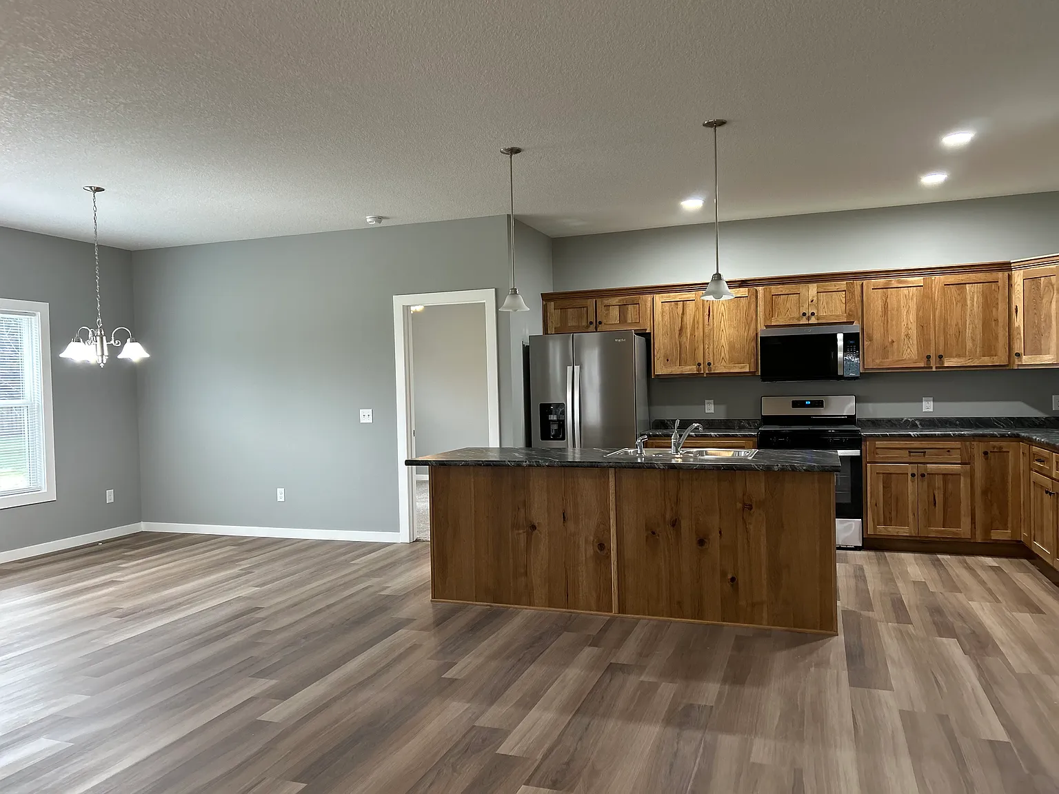 3 bed, 1641 sqft, $2,100 — Photo 1